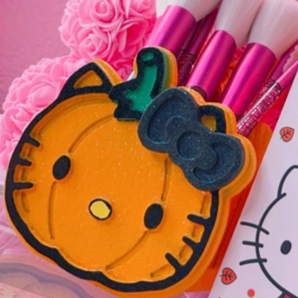 New hello kitty pumpkin brush holder